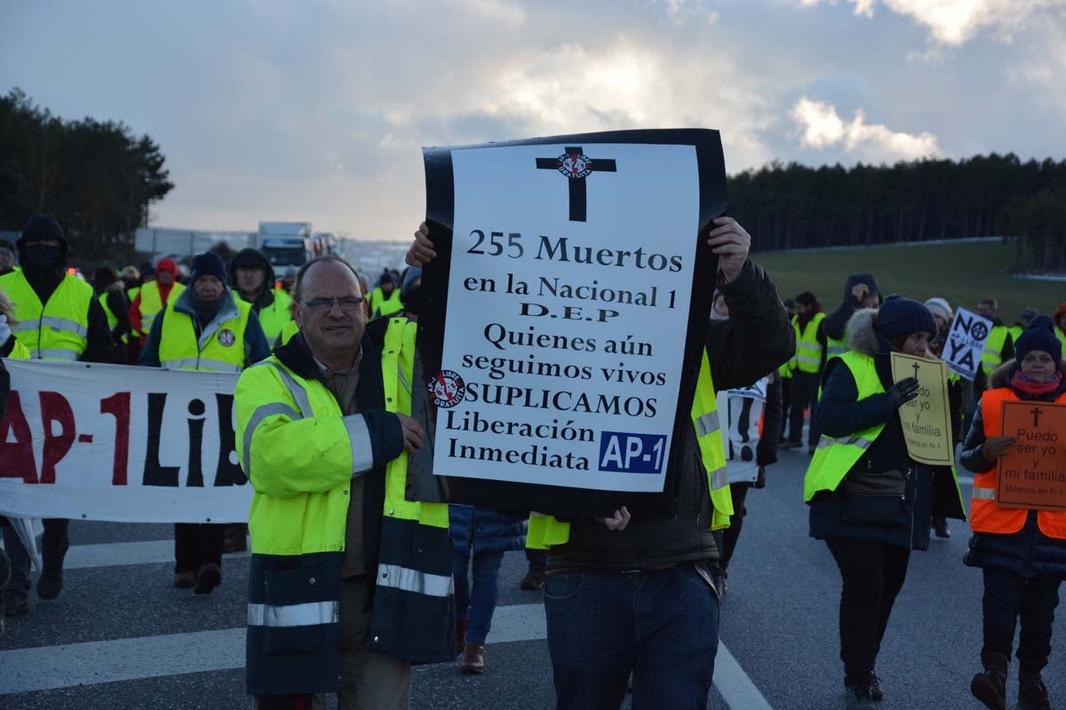 Cerca de un centenar de personas vuelven a cortar la N-I a la altura de La Brújula para exigir la liberalización inmediata de la AP-1.