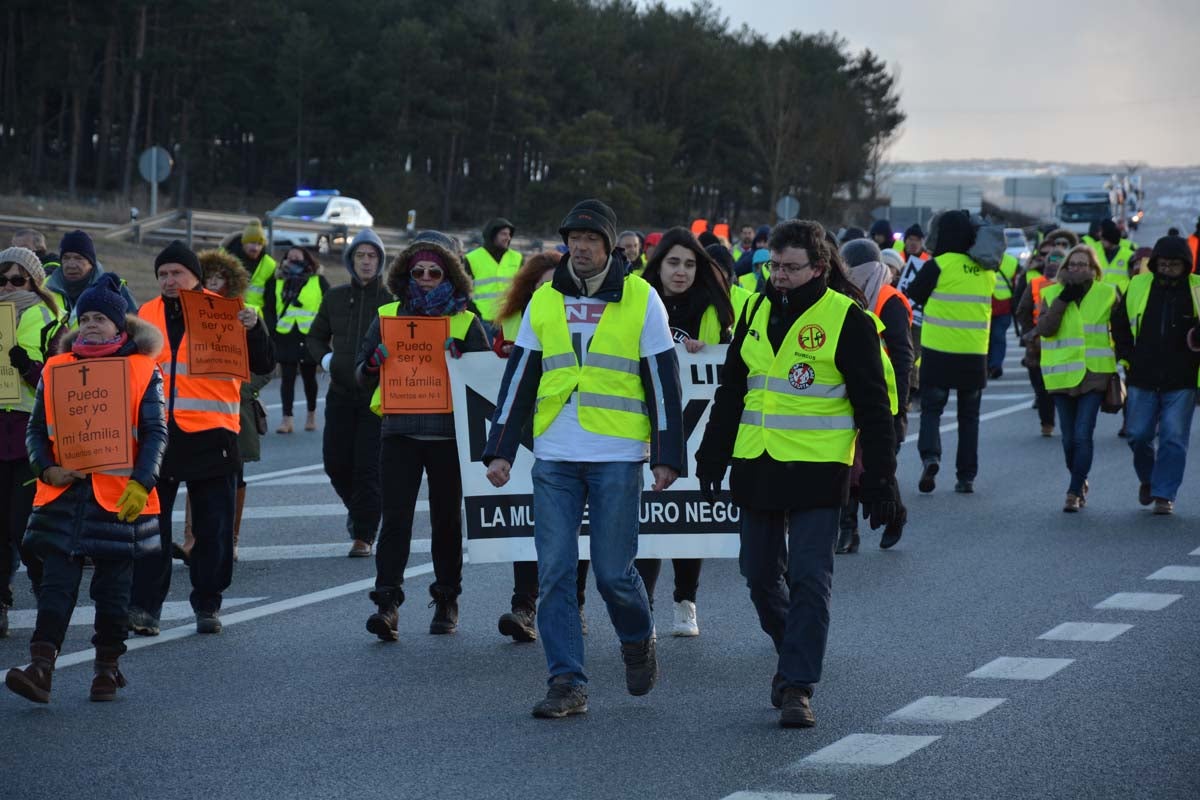 Cerca de un centenar de personas vuelven a cortar la N-I a la altura de La Brújula para exigir la liberalización inmediata de la AP-1.