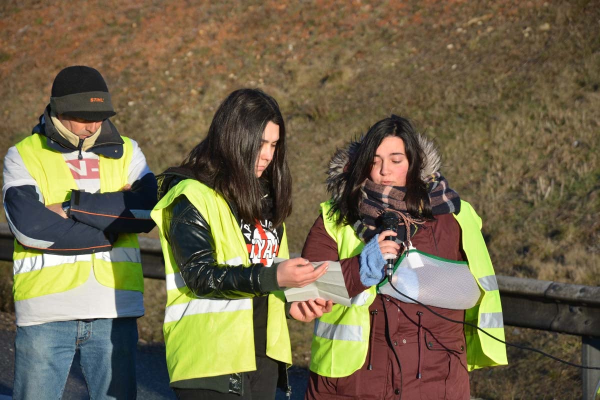 Cerca de un centenar de personas vuelven a cortar la N-I a la altura de La Brújula para exigir la liberalización inmediata de la AP-1.