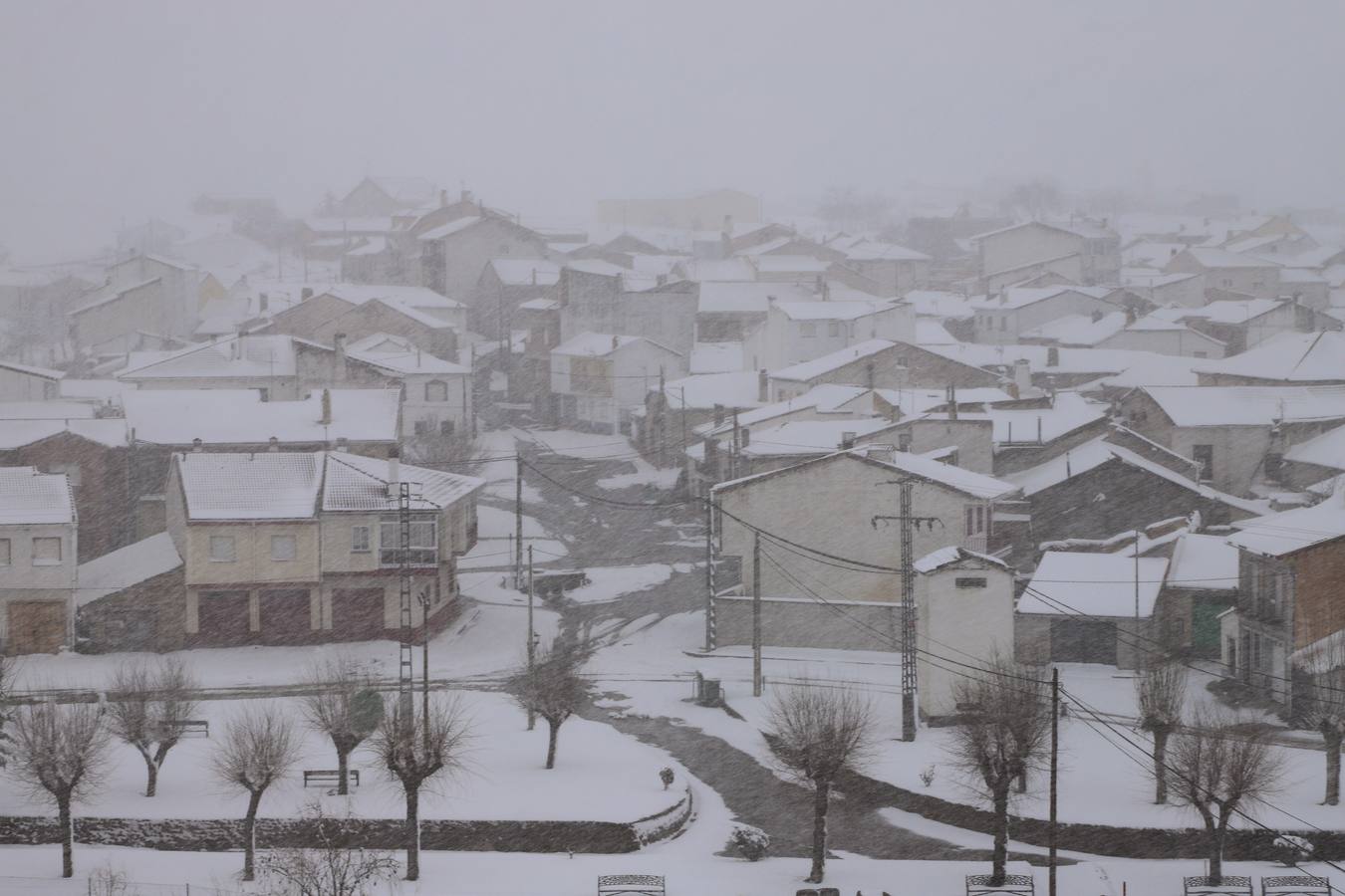 Imagen de la localidad abulense de Maello en medio de una intensa nevada.