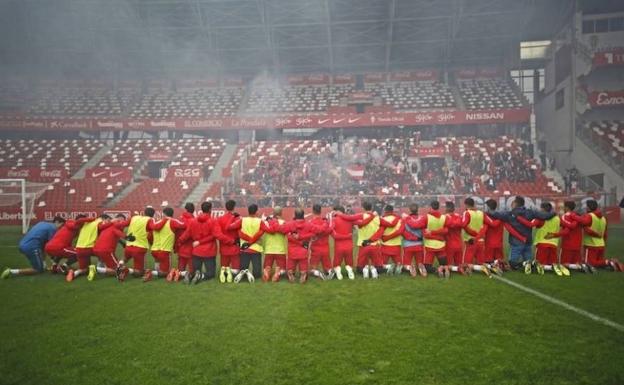 Los jugadores del Sporting de Gijón, en un entrenamiento.