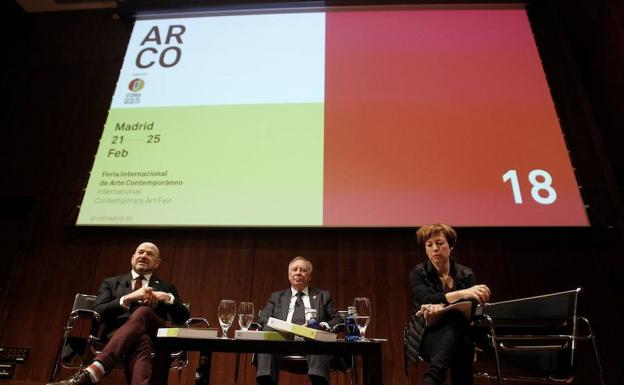 El director de ARCO, Carlos Urroz, el presidente de Ifeema, Clemente González Soler, y Chus Martínez, comisaria del programa 'El futuro no es lo que va a pasar, sino lo que vamos a hacer'. 