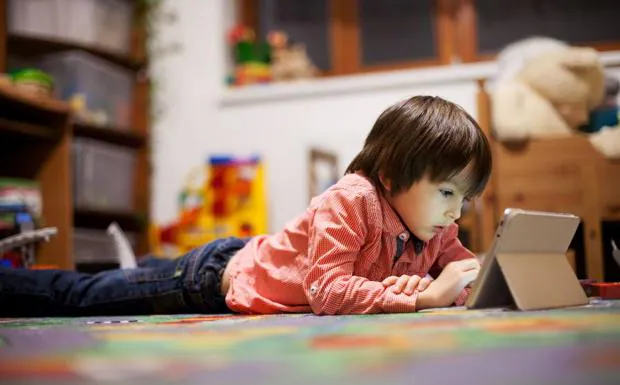 Un niño con la tablet.