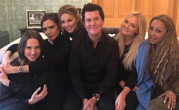  Las cinco componentes de las Spice Girls con su mánager Simon Fuller. 