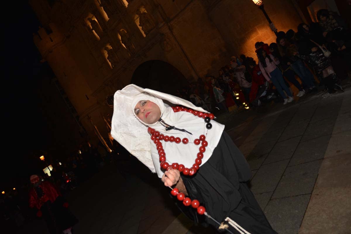 Monstruos, brujas, trogloditas y un sin fin de personajes surgidos de la imaginación inundan las calles del centro de la ciduad con el gran desfile de Carnaval.