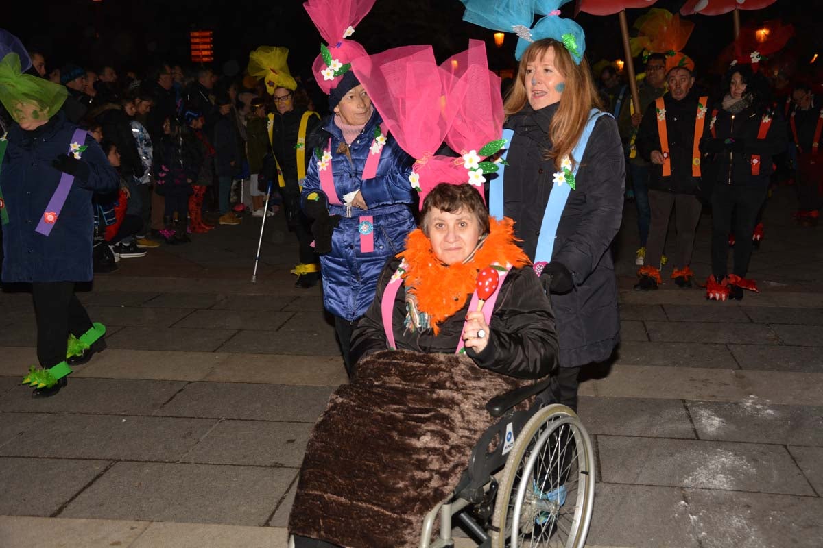 Monstruos, brujas, trogloditas y un sin fin de personajes surgidos de la imaginación inundan las calles del centro de la ciduad con el gran desfile de Carnaval.