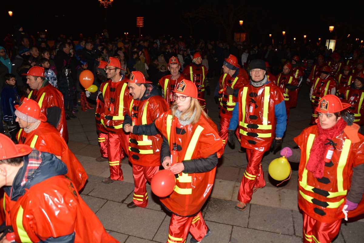 Monstruos, brujas, trogloditas y un sin fin de personajes surgidos de la imaginación inundan las calles del centro de la ciduad con el gran desfile de Carnaval.