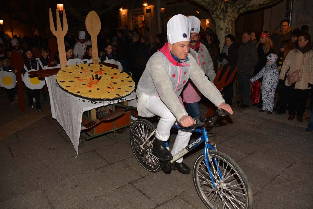 Monstruos, brujas, trogloditas y un sin fin de personajes surgidos de la imaginación inundan las calles del centro de la ciduad con el gran desfile de Carnaval.