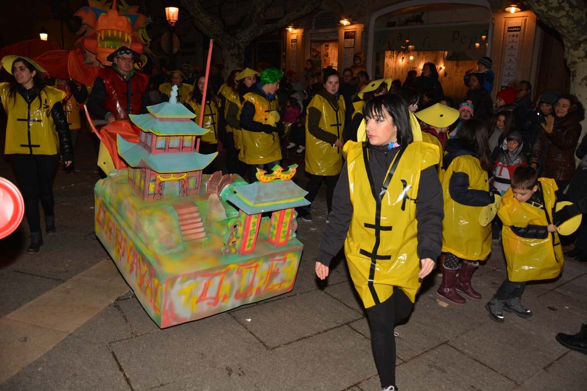 Monstruos, brujas, trogloditas y un sin fin de personajes surgidos de la imaginación inundan las calles del centro de la ciduad con el gran desfile de Carnaval.