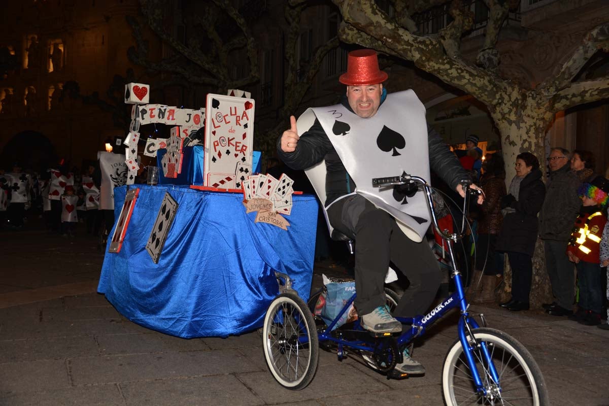 Monstruos, brujas, trogloditas y un sin fin de personajes surgidos de la imaginación inundan las calles del centro de la ciduad con el gran desfile de Carnaval.