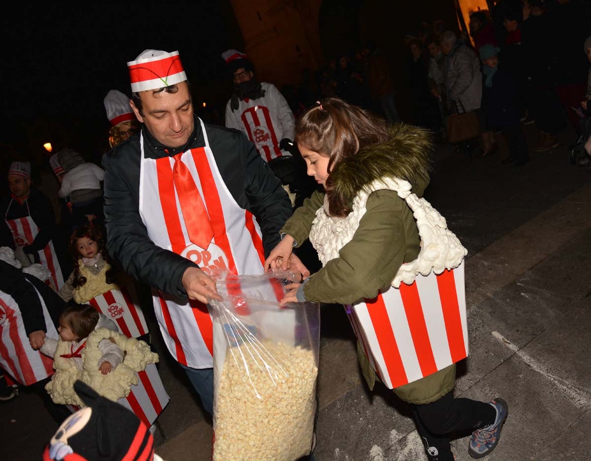 Monstruos, brujas, trogloditas y un sin fin de personajes surgidos de la imaginación inundan las calles del centro de la ciduad con el gran desfile de Carnaval.