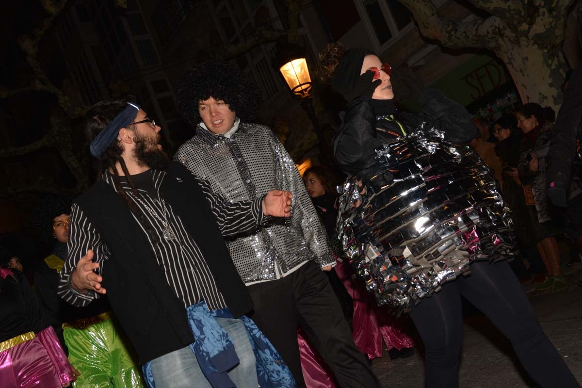 Monstruos, brujas, trogloditas y un sin fin de personajes surgidos de la imaginación inundan las calles del centro de la ciduad con el gran desfile de Carnaval.