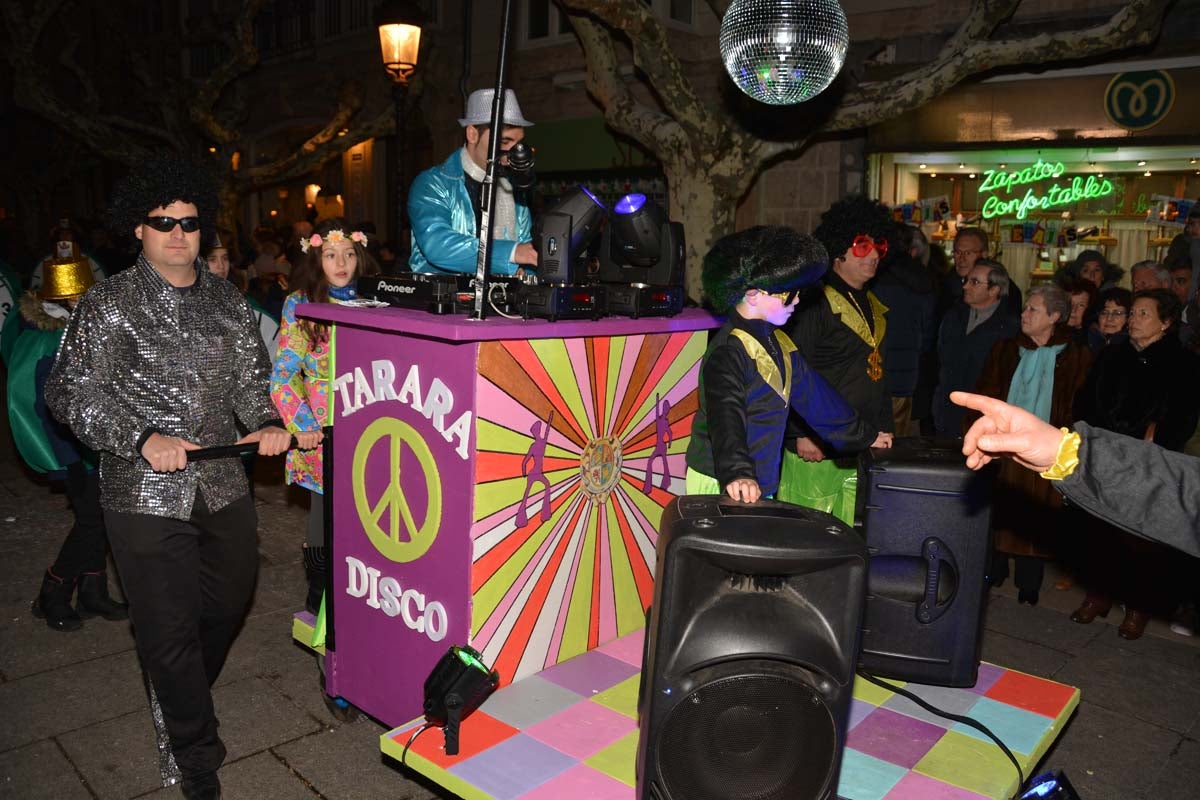 Monstruos, brujas, trogloditas y un sin fin de personajes surgidos de la imaginación inundan las calles del centro de la ciduad con el gran desfile de Carnaval.