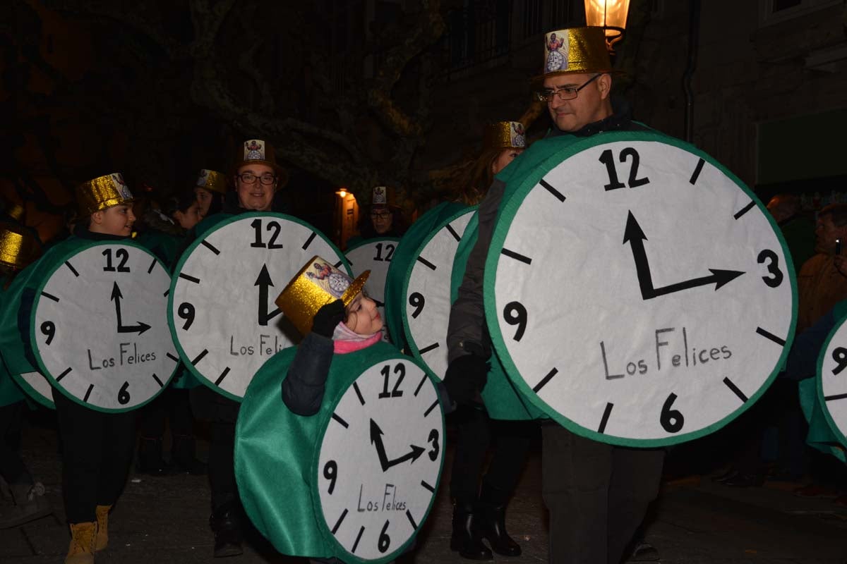 Monstruos, brujas, trogloditas y un sin fin de personajes surgidos de la imaginación inundan las calles del centro de la ciduad con el gran desfile de Carnaval.