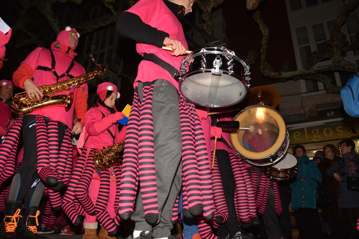 Monstruos, brujas, trogloditas y un sin fin de personajes surgidos de la imaginación inundan las calles del centro de la ciduad con el gran desfile de Carnaval.