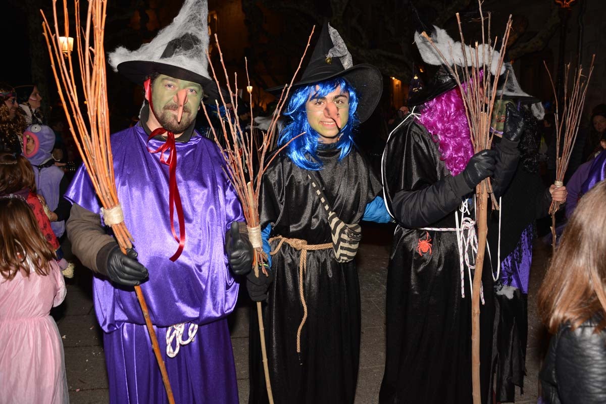 Monstruos, brujas, trogloditas y un sin fin de personajes surgidos de la imaginación inundan las calles del centro de la ciduad con el gran desfile de Carnaval.