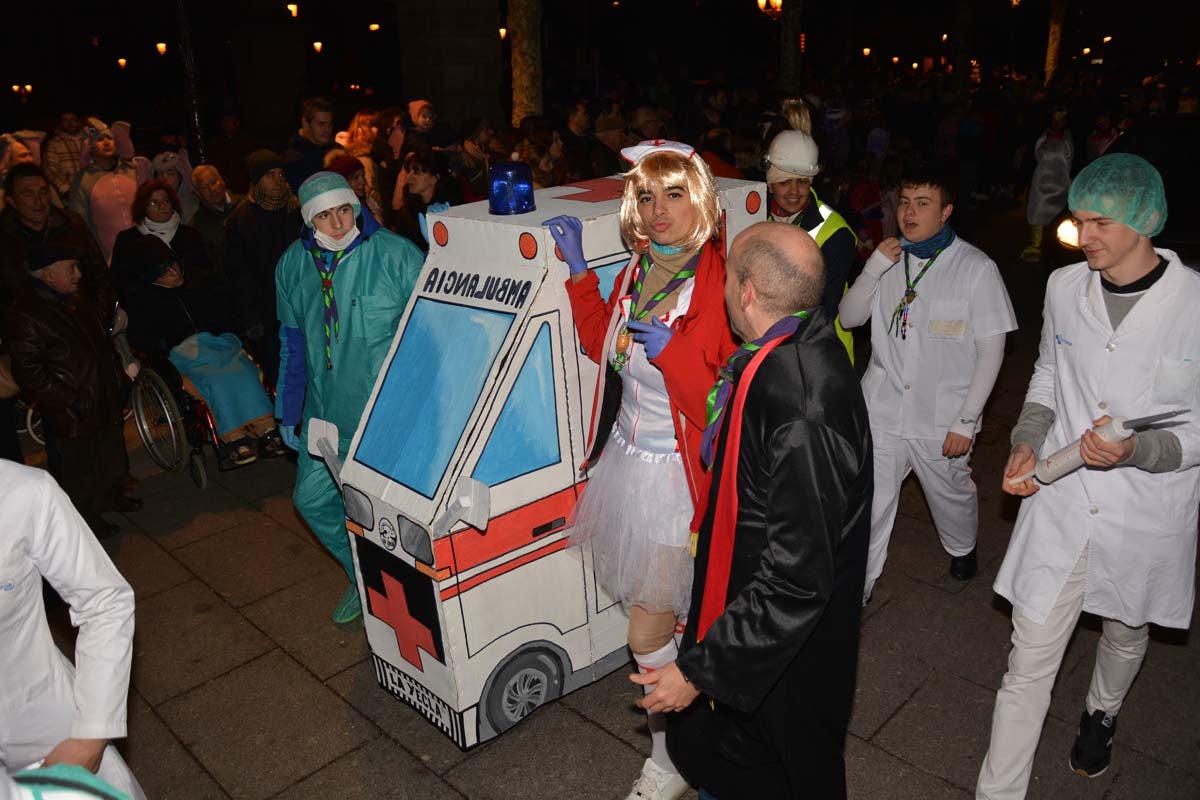 Monstruos, brujas, trogloditas y un sin fin de personajes surgidos de la imaginación inundan las calles del centro de la ciduad con el gran desfile de Carnaval.