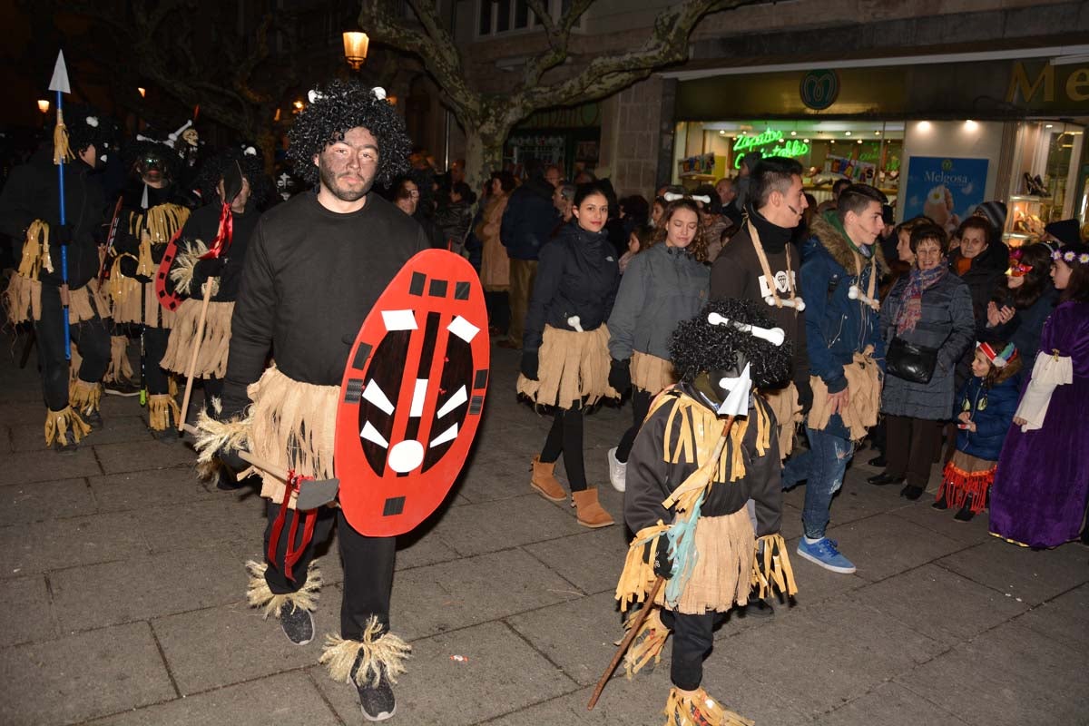 Monstruos, brujas, trogloditas y un sin fin de personajes surgidos de la imaginación inundan las calles del centro de la ciduad con el gran desfile de Carnaval.