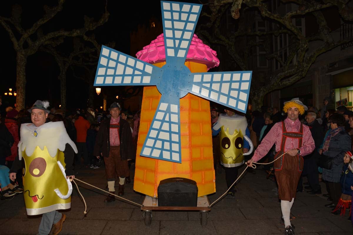 Monstruos, brujas, trogloditas y un sin fin de personajes surgidos de la imaginación inundan las calles del centro de la ciduad con el gran desfile de Carnaval.