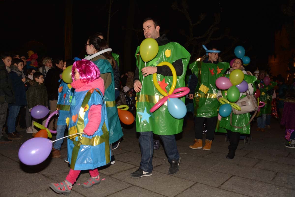 Monstruos, brujas, trogloditas y un sin fin de personajes surgidos de la imaginación inundan las calles del centro de la ciduad con el gran desfile de Carnaval.