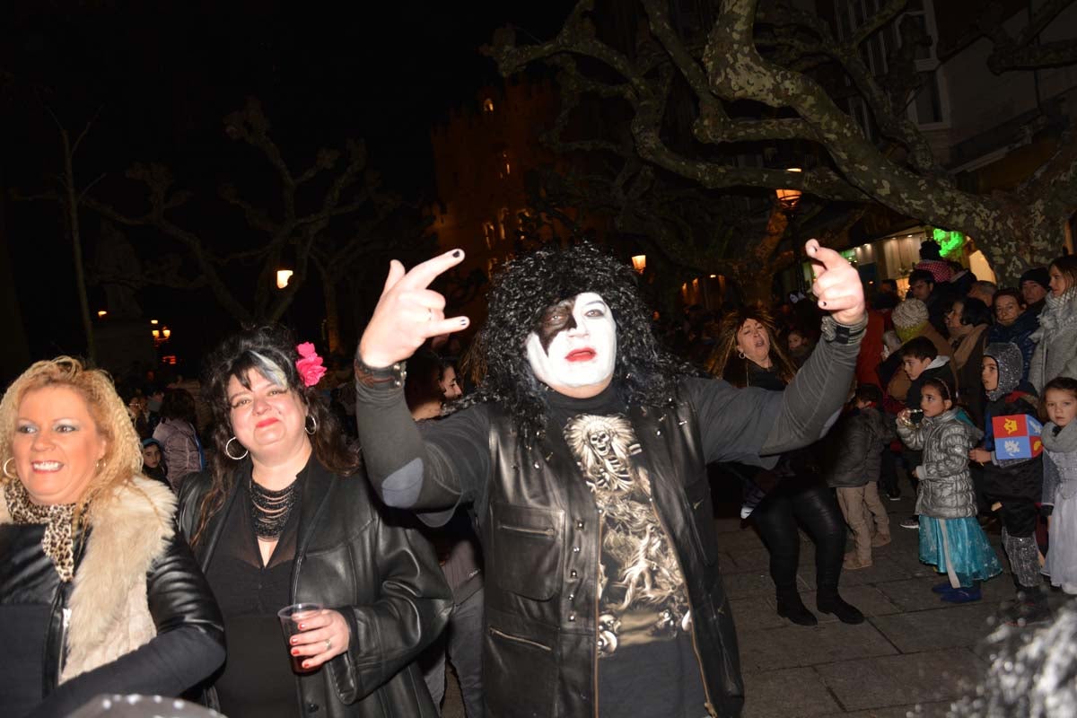 Monstruos, brujas, trogloditas y un sin fin de personajes surgidos de la imaginación inundan las calles del centro de la ciduad con el gran desfile de Carnaval.