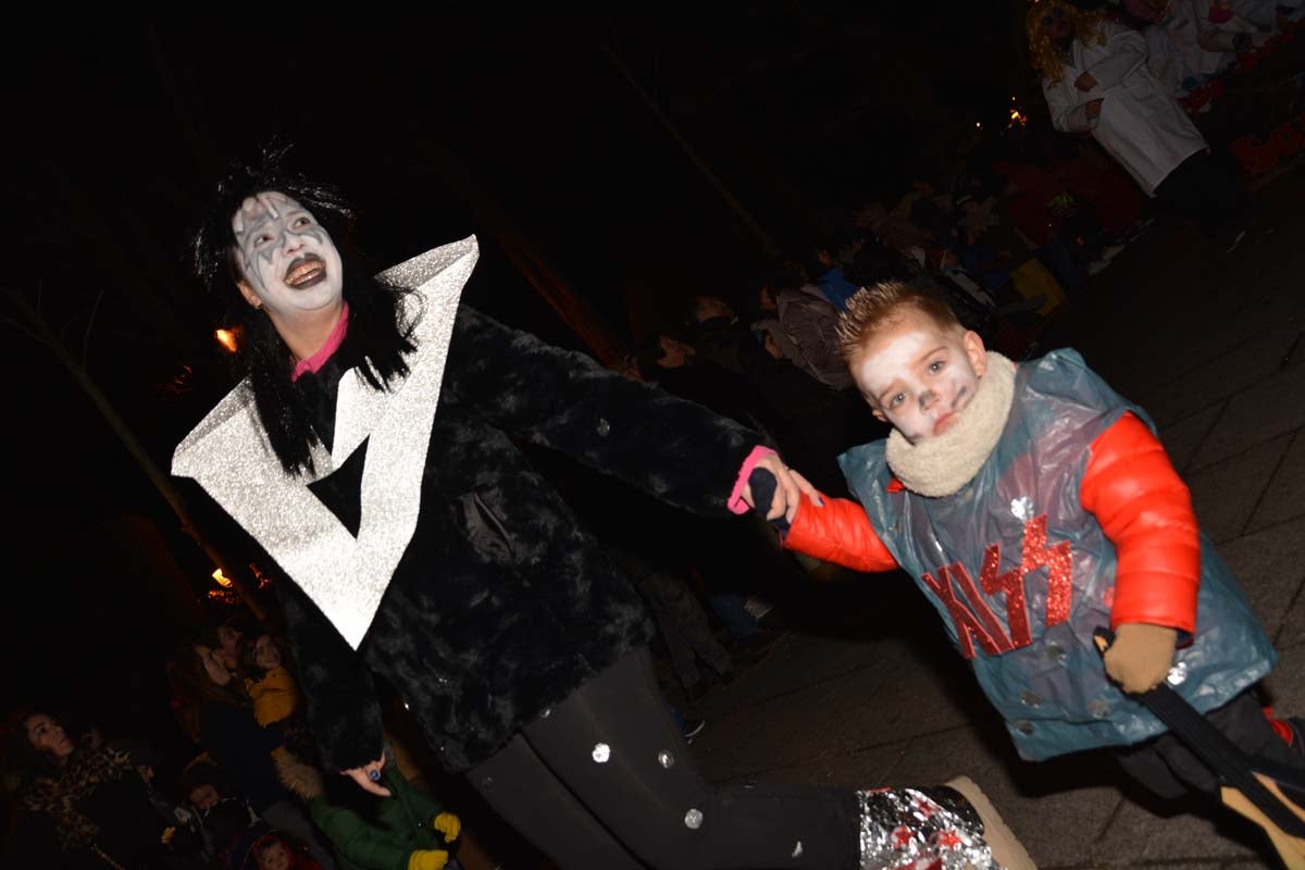 Monstruos, brujas, trogloditas y un sin fin de personajes surgidos de la imaginación inundan las calles del centro de la ciduad con el gran desfile de Carnaval.