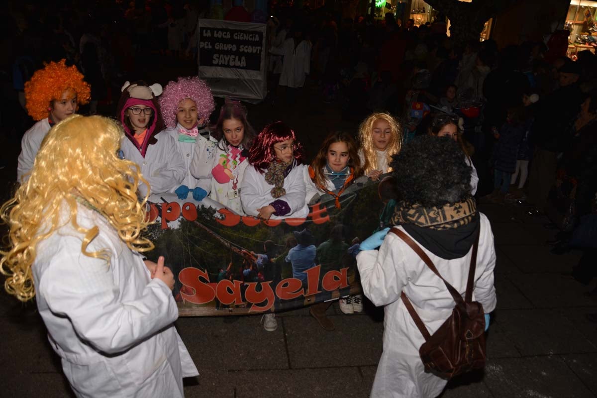 Monstruos, brujas, trogloditas y un sin fin de personajes surgidos de la imaginación inundan las calles del centro de la ciduad con el gran desfile de Carnaval.