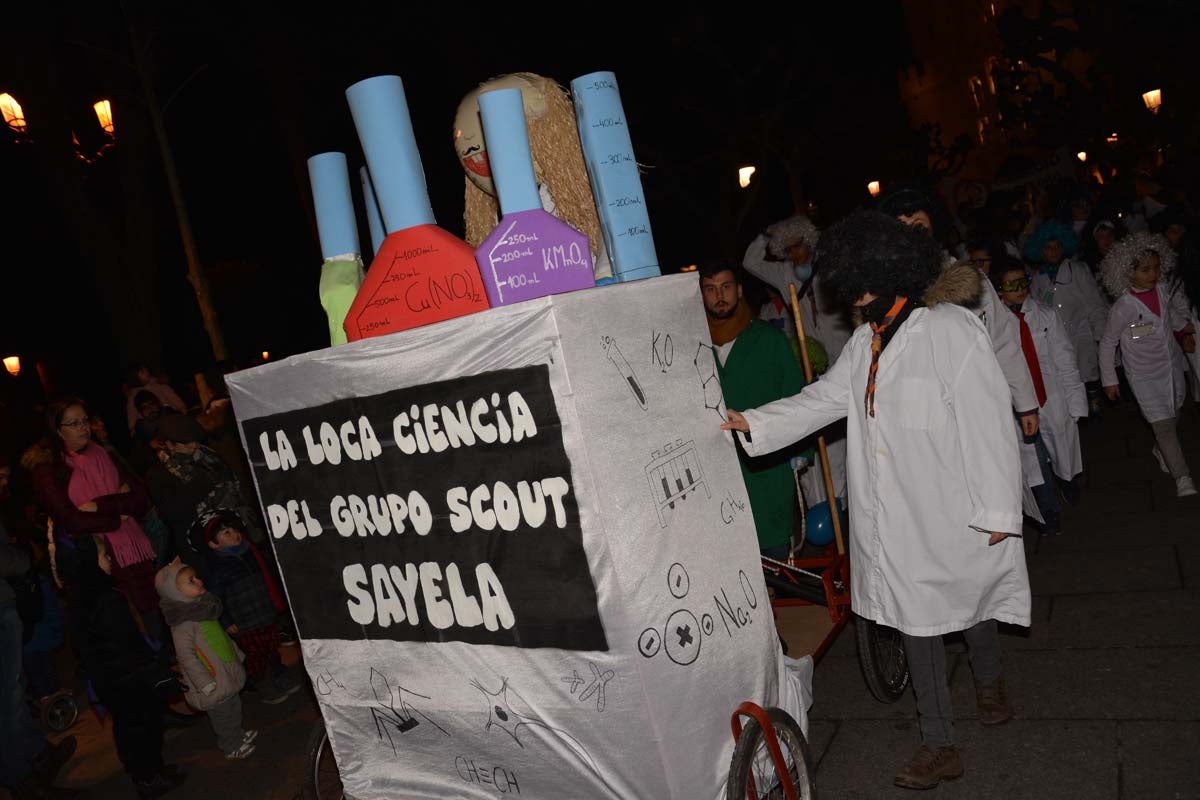 Monstruos, brujas, trogloditas y un sin fin de personajes surgidos de la imaginación inundan las calles del centro de la ciduad con el gran desfile de Carnaval.