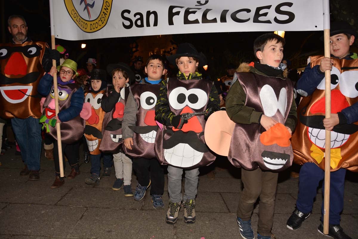 Monstruos, brujas, trogloditas y un sin fin de personajes surgidos de la imaginación inundan las calles del centro de la ciduad con el gran desfile de Carnaval.