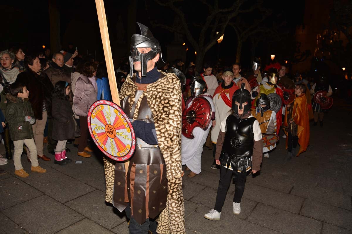 Monstruos, brujas, trogloditas y un sin fin de personajes surgidos de la imaginación inundan las calles del centro de la ciduad con el gran desfile de Carnaval.