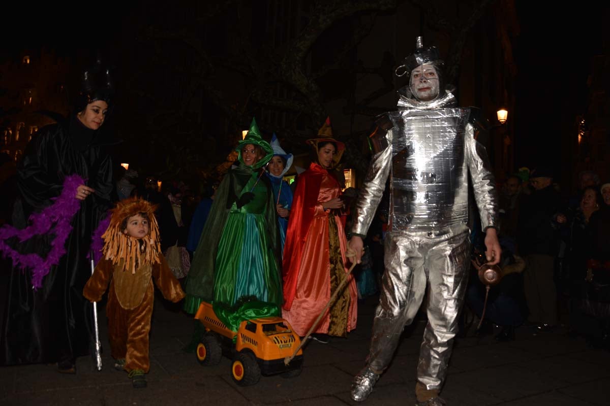 Monstruos, brujas, trogloditas y un sin fin de personajes surgidos de la imaginación inundan las calles del centro de la ciduad con el gran desfile de Carnaval.