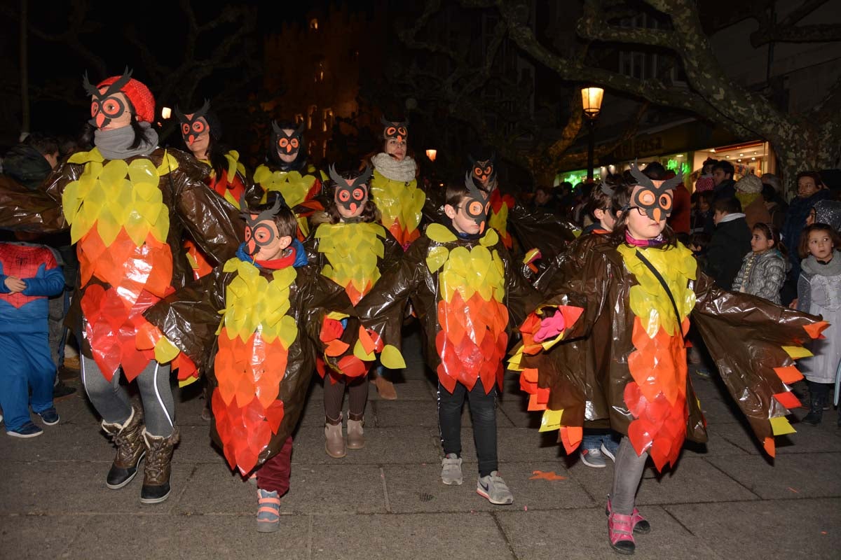 Monstruos, brujas, trogloditas y un sin fin de personajes surgidos de la imaginación inundan las calles del centro de la ciduad con el gran desfile de Carnaval.