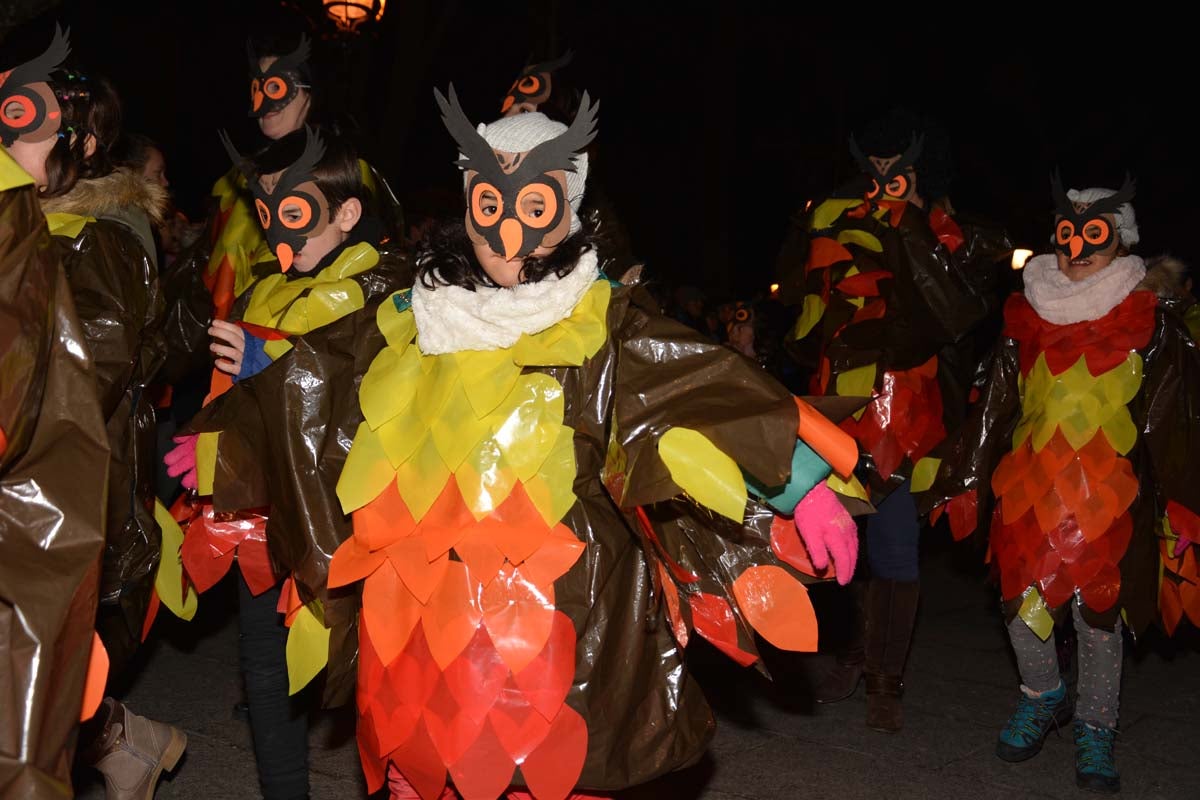 Monstruos, brujas, trogloditas y un sin fin de personajes surgidos de la imaginación inundan las calles del centro de la ciduad con el gran desfile de Carnaval.