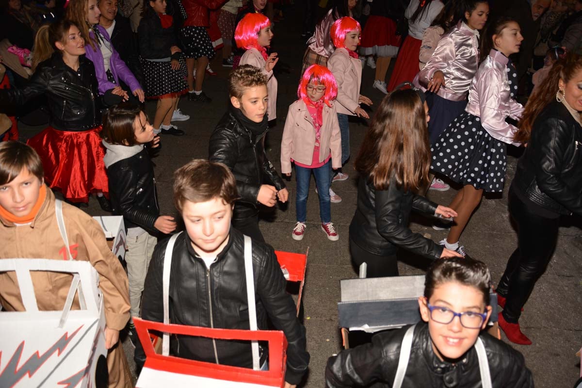 Monstruos, brujas, trogloditas y un sin fin de personajes surgidos de la imaginación inundan las calles del centro de la ciduad con el gran desfile de Carnaval.