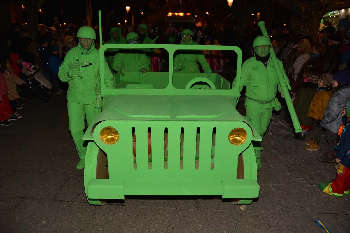 Monstruos, brujas, trogloditas y un sin fin de personajes surgidos de la imaginación inundan las calles del centro de la ciduad con el gran desfile de Carnaval.