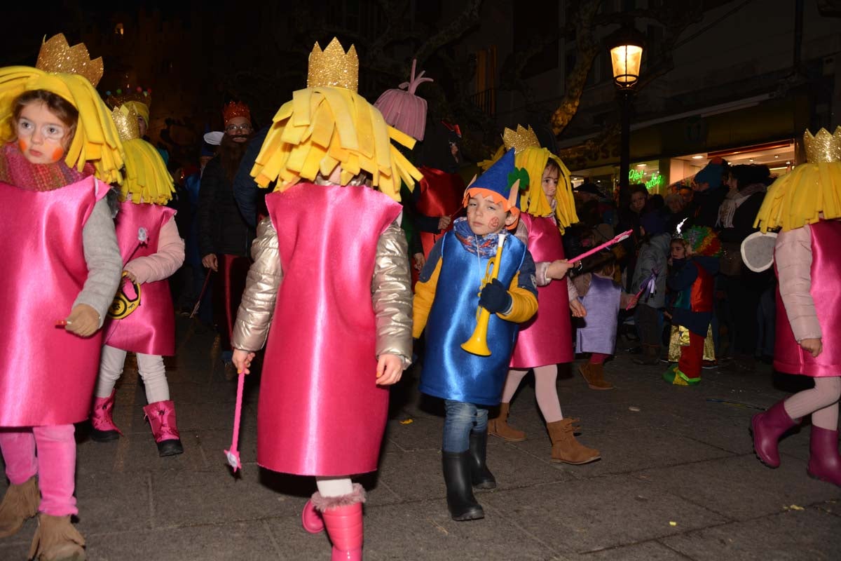 Monstruos, brujas, trogloditas y un sin fin de personajes surgidos de la imaginación inundan las calles del centro de la ciduad con el gran desfile de Carnaval.