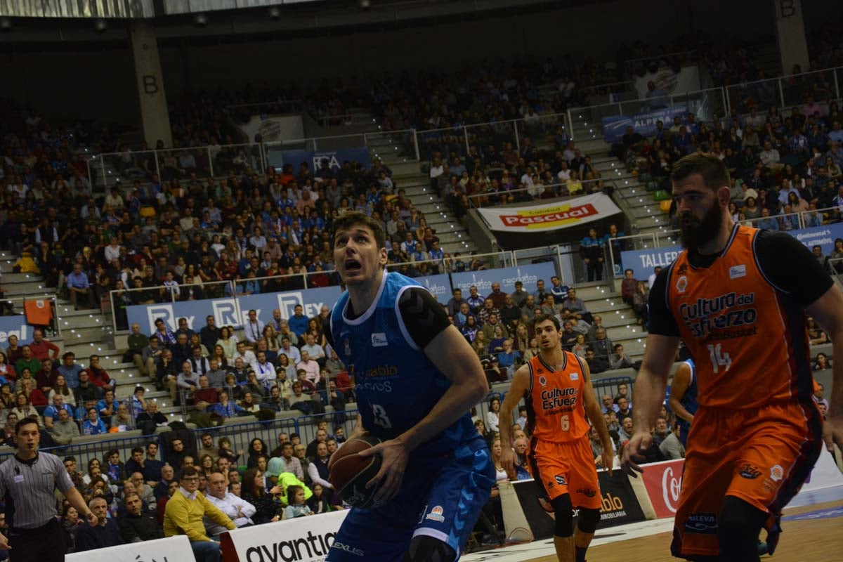 El San Pablo no pudo superar al Valencia Basket, pero el choque volvió a congregar a miles de personas en el Coliseum.