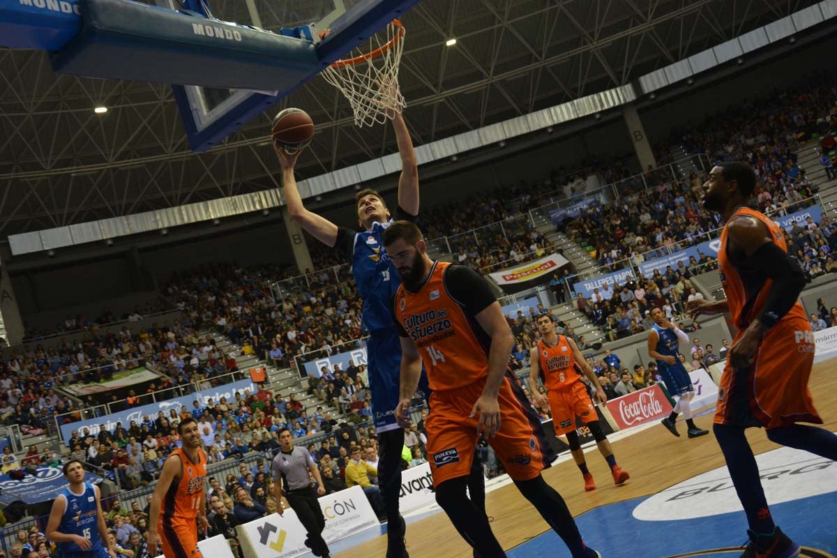 El San Pablo no pudo superar al Valencia Basket, pero el choque volvió a congregar a miles de personas en el Coliseum.