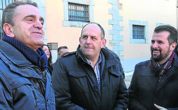 Luis Tudanca (derecha) conversa animadamente con José Luis Aceves y con José Manuel Franco, antes de la reunión de ayer. 