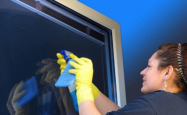 Una mujer e su puesto de limpiadora.