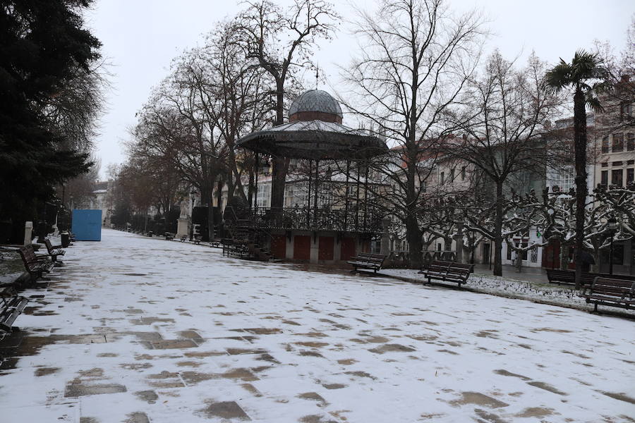 Con las alertas activadas, la nieve ha vuelto a cubrir esta mañana buena parte de la capital y la provincia. Al margen de incidenicas viarias, la capa blanca deja bonitas estampas