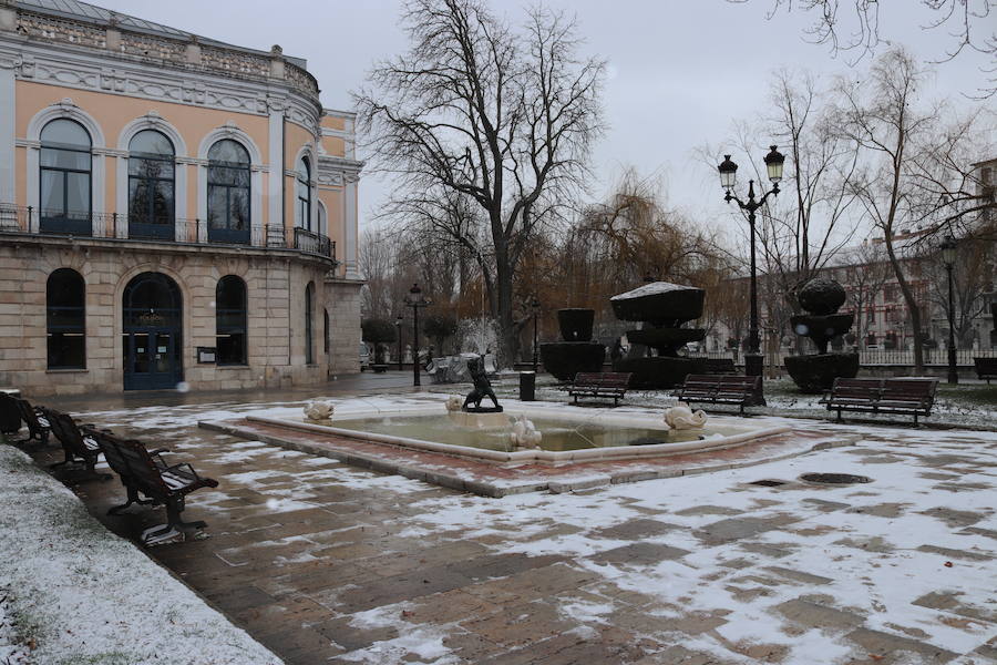 Con las alertas activadas, la nieve ha vuelto a cubrir esta mañana buena parte de la capital y la provincia. Al margen de incidenicas viarias, la capa blanca deja bonitas estampas