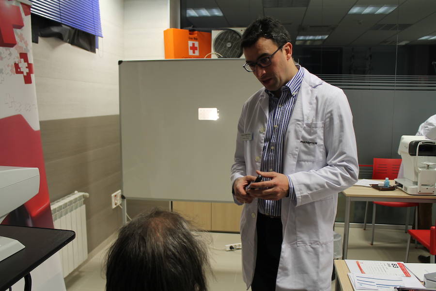 La Fundación Multiópticas y Cruz Roja graduan la vista y reparten gafas a cerca de 130 personas de colectivos vulnerables en Burgos a través de la campaña #MiradaSolidaria