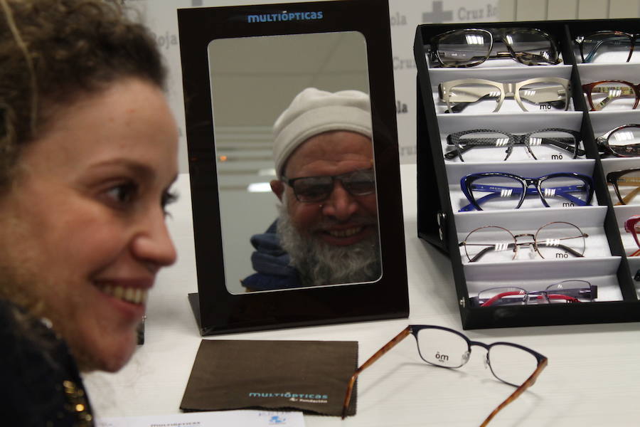 La Fundación Multiópticas y Cruz Roja graduan la vista y reparten gafas a cerca de 130 personas de colectivos vulnerables en Burgos a través de la campaña #MiradaSolidaria