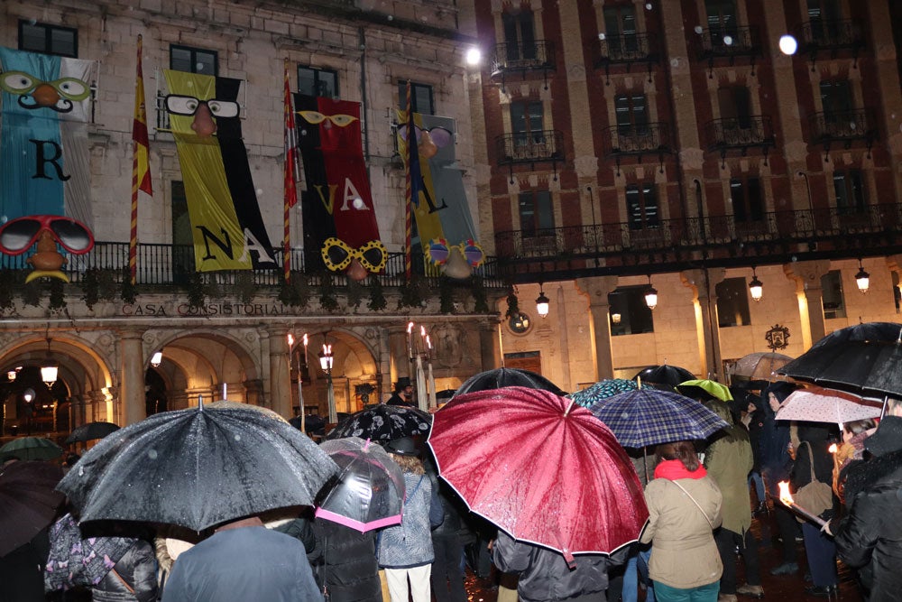 El Entierro de la Sardina cerró ayer los actos festivos del Carnaval burgalés. Llega el tiempo de la Cuaresma, del recato, pero El Sevilla se encargó anoche de darnos humor para soportar los duros días que están por venir