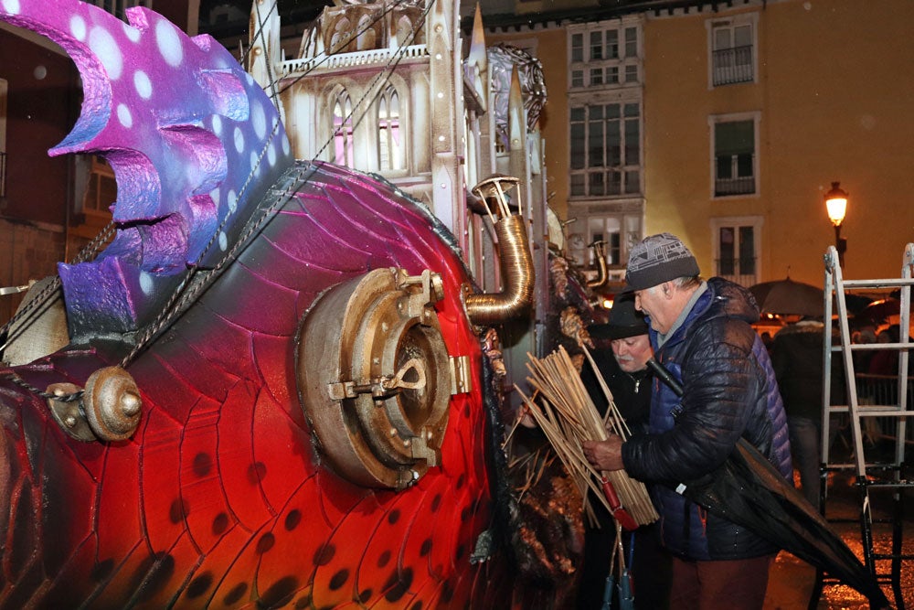 El Entierro de la Sardina cerró ayer los actos festivos del Carnaval burgalés. Llega el tiempo de la Cuaresma, del recato, pero El Sevilla se encargó anoche de darnos humor para soportar los duros días que están por venir