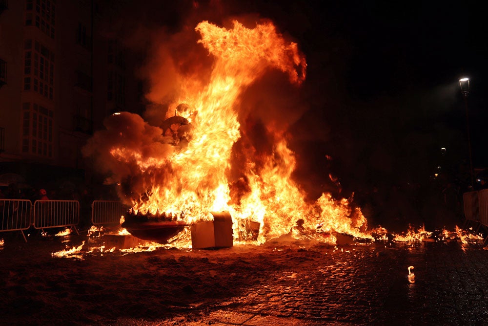 El Entierro de la Sardina cerró ayer los actos festivos del Carnaval burgalés. Llega el tiempo de la Cuaresma, del recato, pero El Sevilla se encargó anoche de darnos humor para soportar los duros días que están por venir