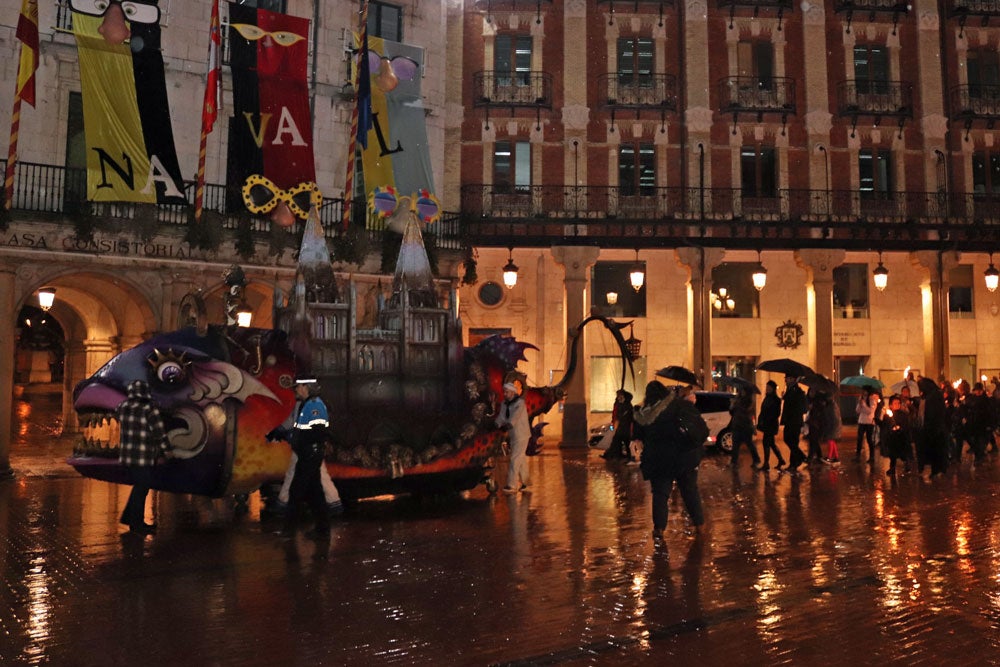 El Entierro de la Sardina cerró ayer los actos festivos del Carnaval burgalés. Llega el tiempo de la Cuaresma, del recato, pero El Sevilla se encargó anoche de darnos humor para soportar los duros días que están por venir