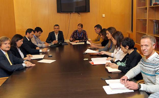 Momento de la reunión entre el comité de empresa de Siemens Gamesa y los grupos parlamentarios en el Congreso de los Diputados, este miércoles en Madrid.