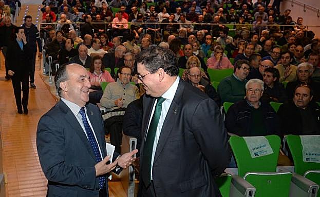 Pedro Medina, director general de PAC de la Junta de Castilla y León (I), charla con Germán Martínez, gerente de la Fundación Caja Rural (D)
